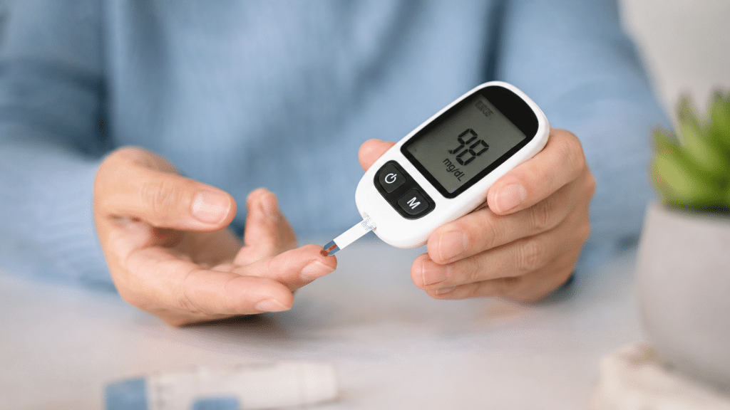 Misurazione glicemia con glucometro e controllo zucchero nel sangue