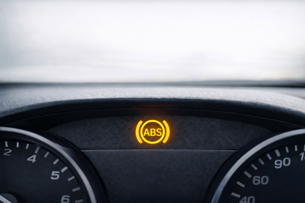 Spia ABS accesa sul cruscotto di un’auto moderna