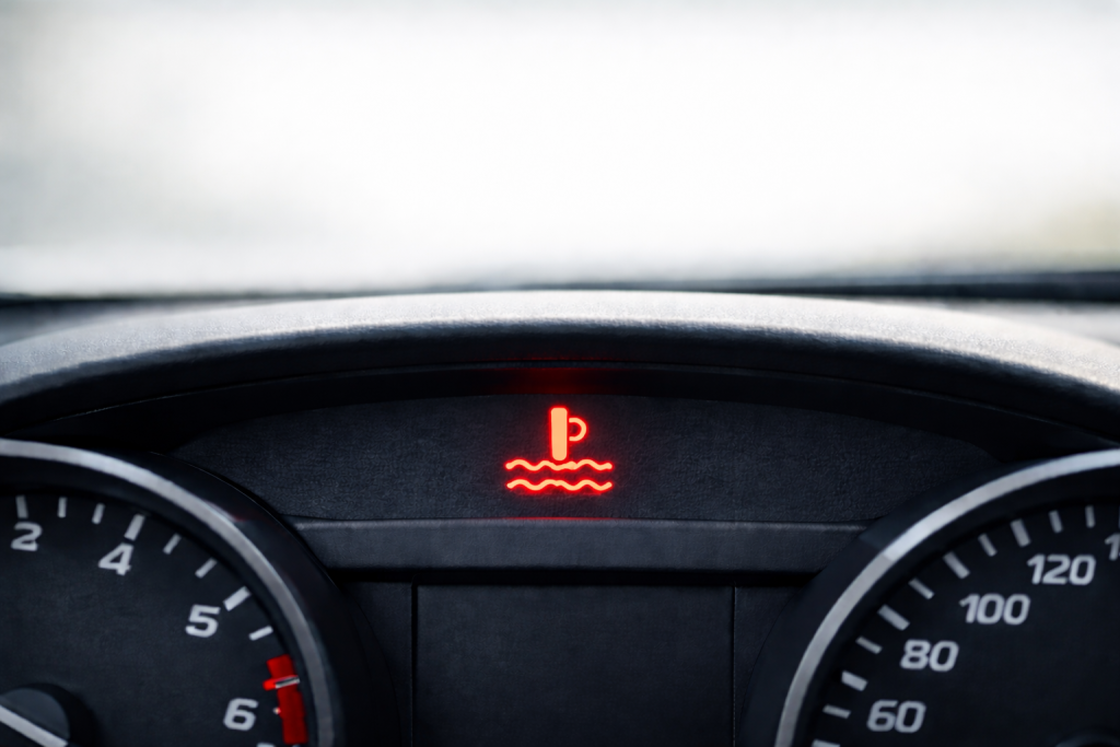 Spia temperatura motore rossa accesa sul cruscotto di un’auto moderna