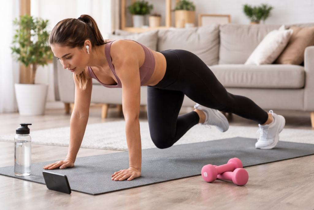 allenamento veloce a casa con esercizio plank e mountain climber su tappetino fitness