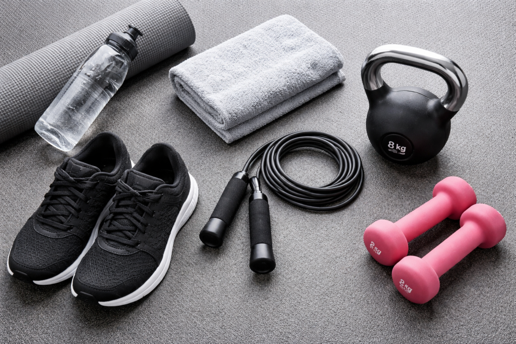 attrezzatura fitness per allenamento a casa con manubri kettlebell corda e tappetino