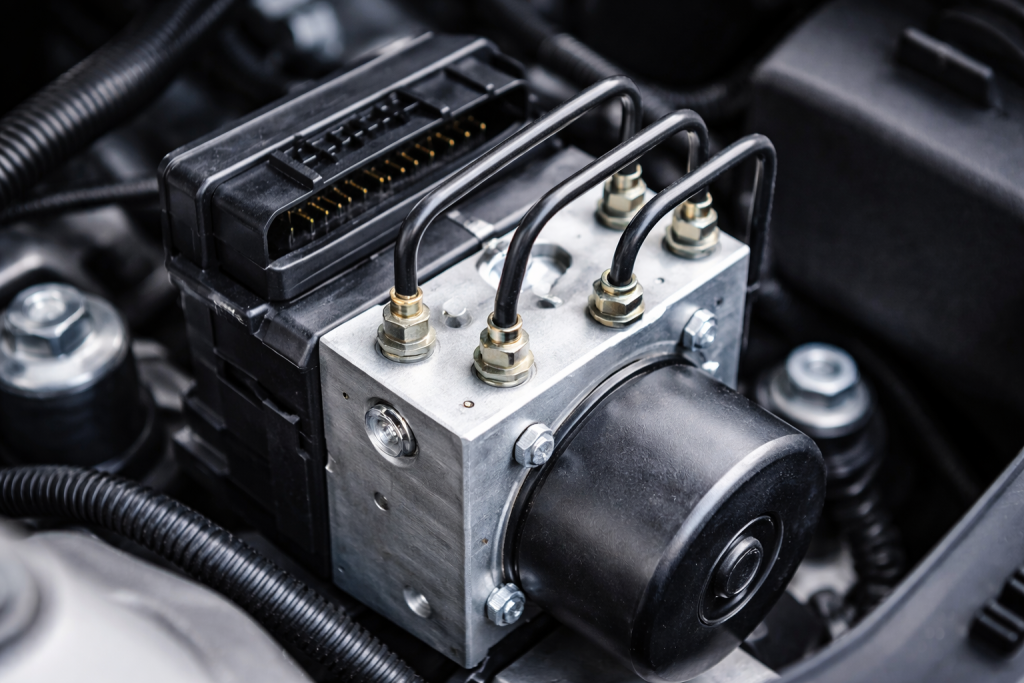 centralina ABS auto con pompa idraulica e collegamenti dei freni nel vano motore