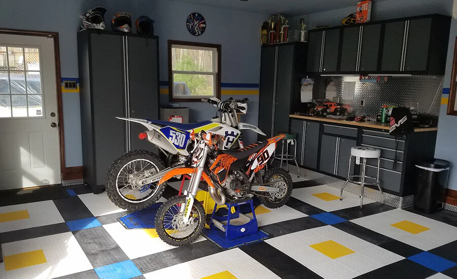 Moto pulita parcheggiata in garage privato al coperto