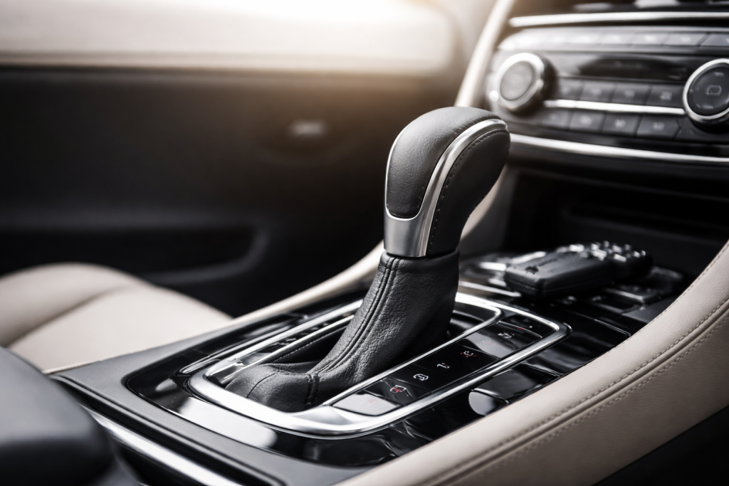 Leva del cambio automatico di un’auto moderna nel tunnel centrale