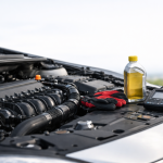 Motore di auto moderno in primo piano con componenti puliti e dettagli meccanici ad alta definizione