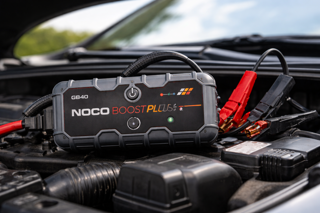 Booster avviamento auto portatile collegato alla batteria per avviare un veicolo scarico