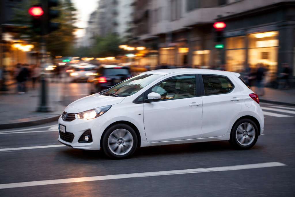 Auto in movimento nel traffico urbano durante tragitti brevi in città