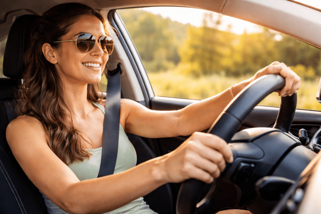 Persona alla guida rilassata in auto con luce naturale e traffico scorrevole