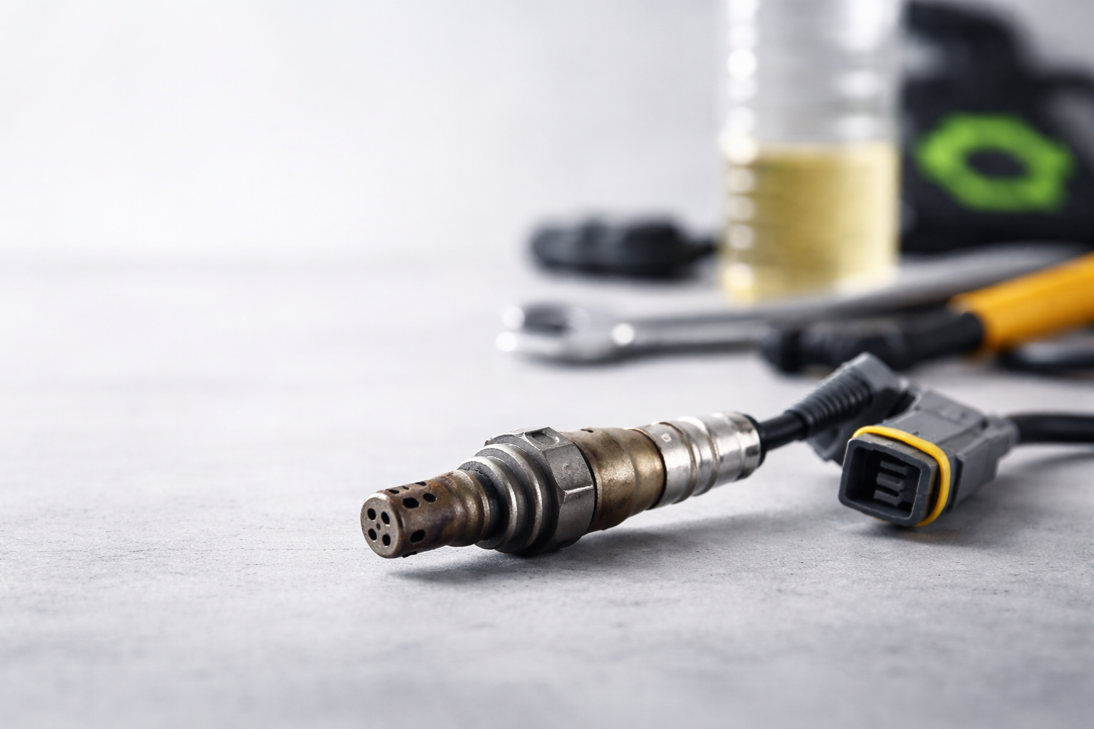 Worn lambda probe with signs of oxidation on a neutral surface, a sign of malfunction and increased fuel consumption