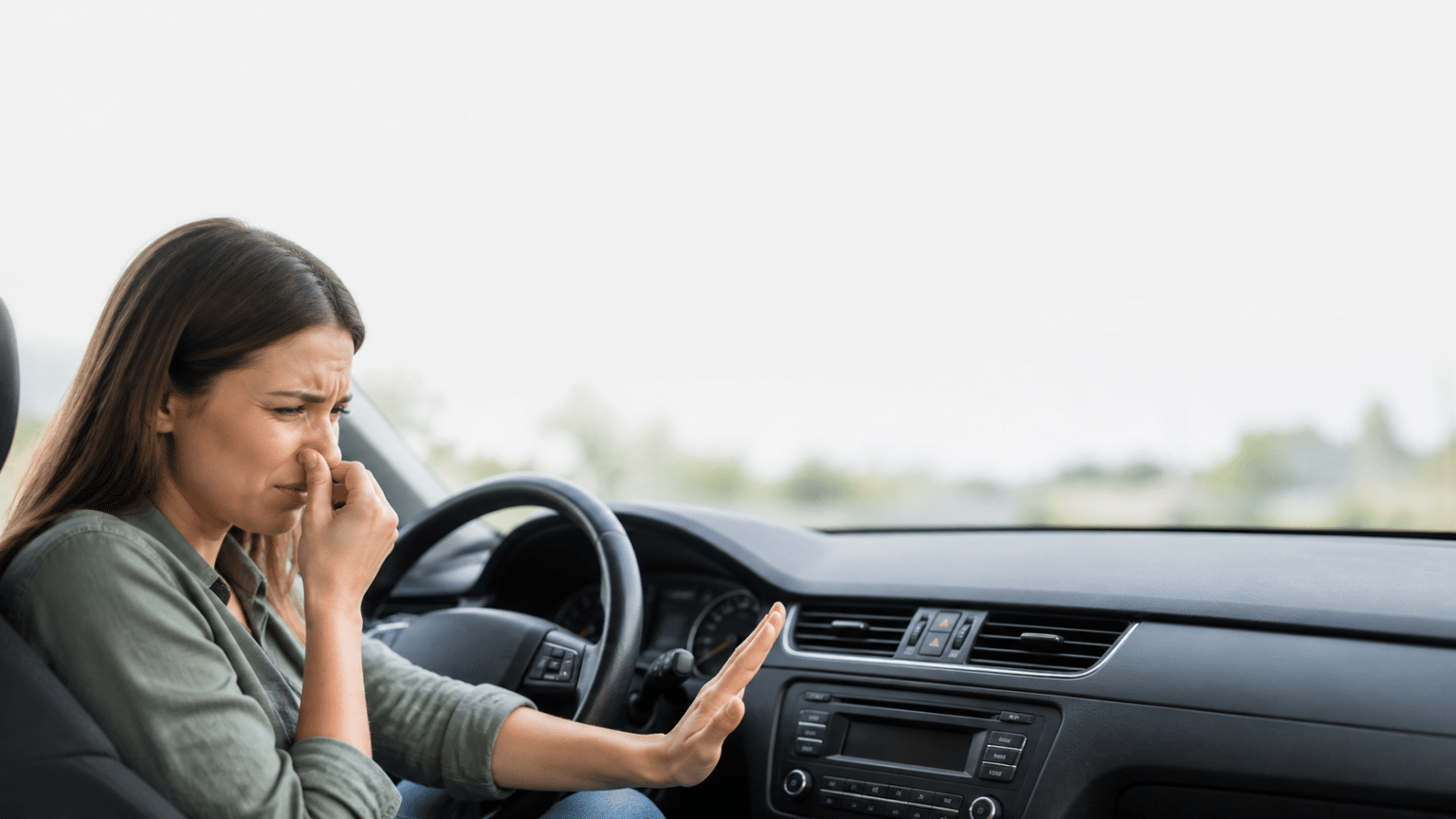 Interno auto con bocchette dell’aria condizionata e luce naturale, possibile cattivo odore dai condotti