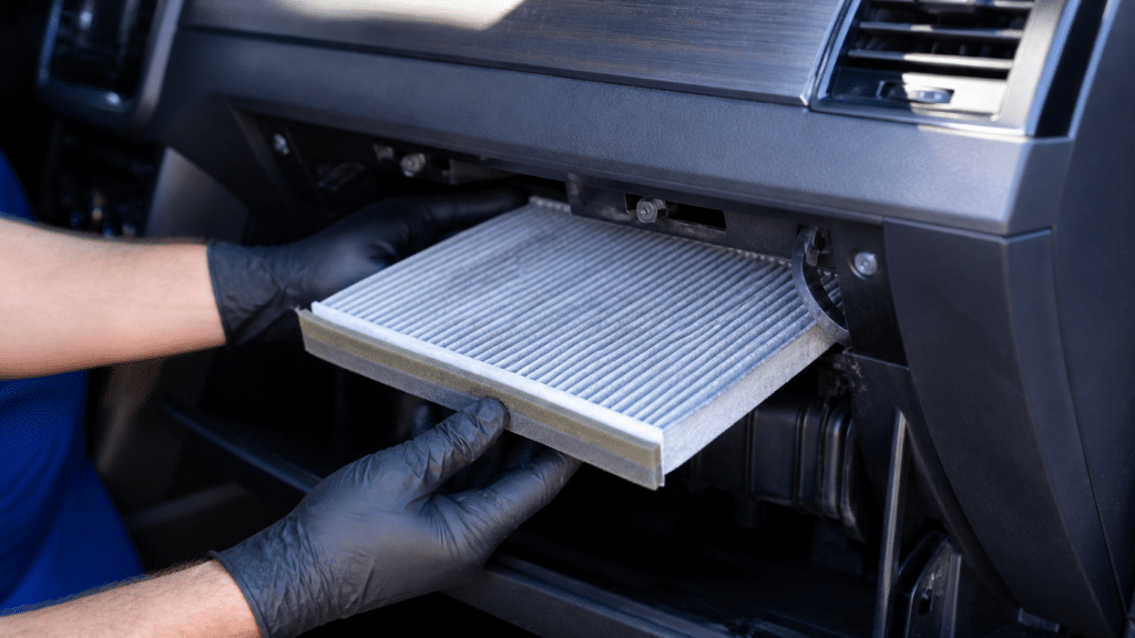Sostituzione del filtro abitacolo auto durante un intervento di manutenzione in officina
