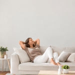Sala de estar luminosa y fresca en verano con ventilador y luz natural sin necesidad de usar aire acondicionado.