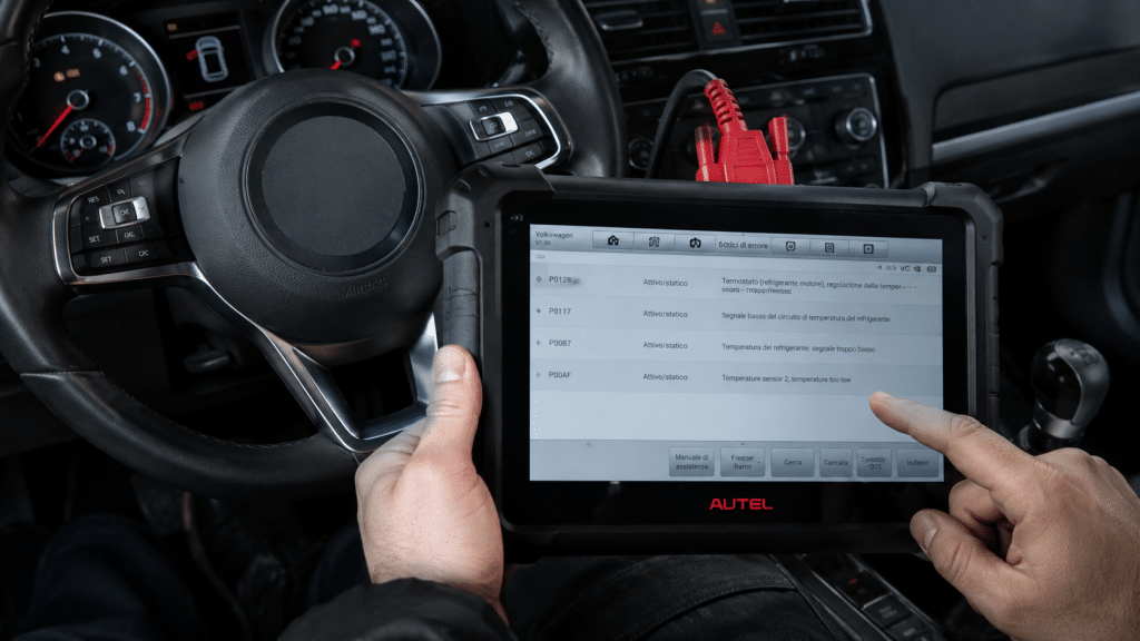 Scanner diagnostico OBD utilizzato per controllare il termostato auto e la temperatura del motore