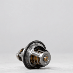 Termostato del coche desmontado del sistema de refrigeración del motor.