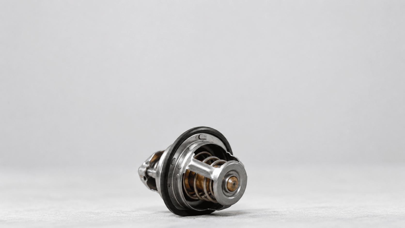 Termostato del coche desmontado del sistema de refrigeración del motor.