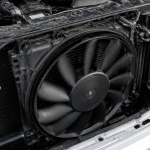 El ventilador del radiador del coche siempre está encendido mientras el motor está en marcha.
