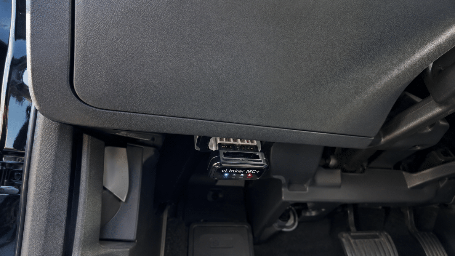 Porta OBD2 Ford Kuga Plug-in Hybrid 2021 con scanner Vgate vLinker MC+ collegato