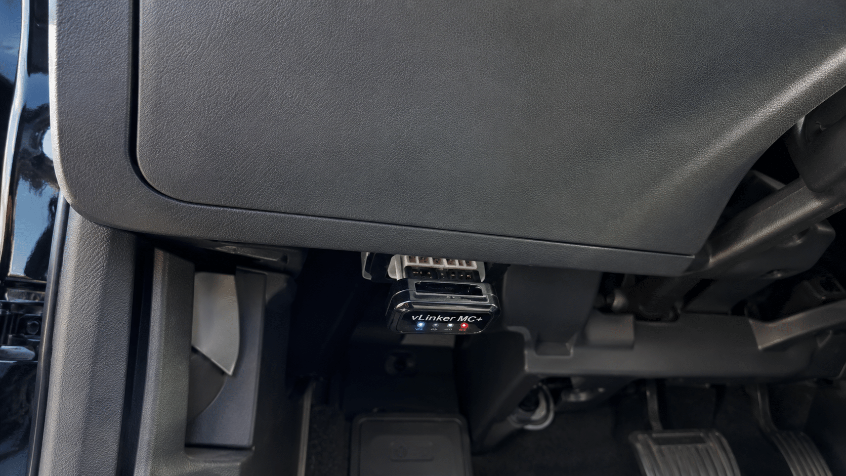 Porta OBD2 Ford Kuga Plug-in Hybrid 2021 con scanner Vgate vLinker MC+ collegato